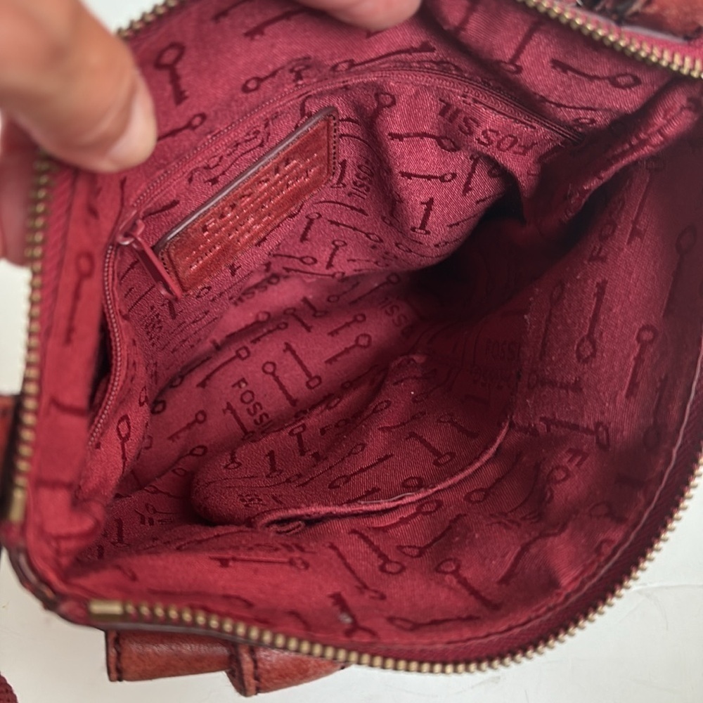 Fossil genuine reddish leather distressed crossbody purse zip close front pocket - Picture 11 of 16